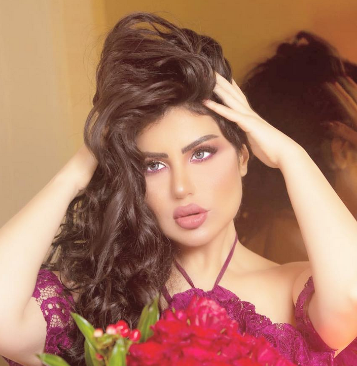 بالفيديو – حليمة بولند تستعرض هاتفها الذهبي المرصّع بالماس... وإليكم سعره