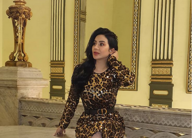 بالصورة – لجين عمران تستعيد ذكريات ما قبل كورونا على الشاطئ بفستان صيفي قصير