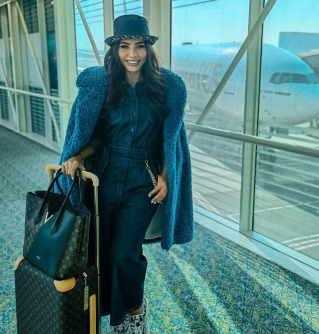 بالصور –  مهيرة عبد العزيز تتألق أثناء السفر بقبّعة من Dior... وهذا سعرها