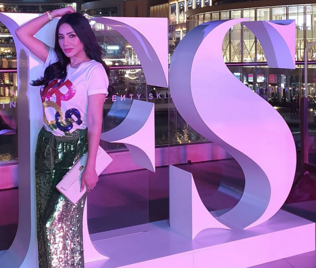 بالفيديو – لجين عمران تسرق الأضواء بعرض الأزياء بطريقة شبابية طريفة في أحد المتاجر