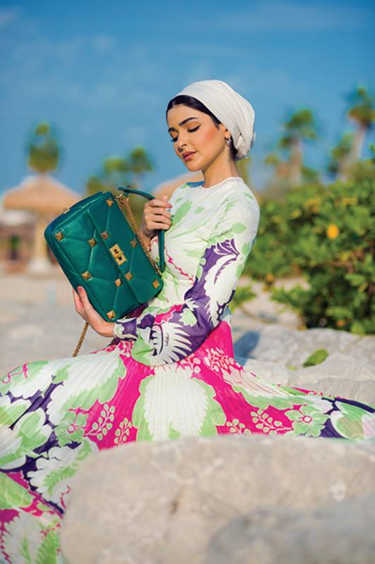 شهيرات اخترن حقيبة Valentino Garavani Roman Stud bag لمناسباتهنّ