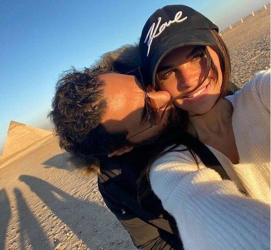 بالصور - زوجة كريم فهمي تضج أنوثة بتنورة فضية قصيرة