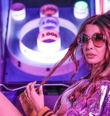 بالفيديو - رقصة عفوية من نانسي عجرم مع فرقتها تحدث ضجة