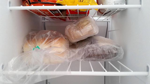 إليك الطريقة التي تمنع تعفن الخبز في ثلاجتك