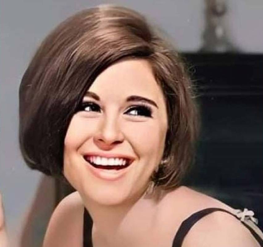 فيديو قديم – الجمهور يستعيد لحظات حزن الفنانين مع وصول جثمان سعاد حسني