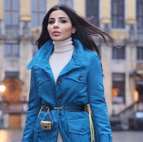 بالفيديو - مهيرة عبدالعزيز تسقط عن المسرح.. وردّ فعلها صادم