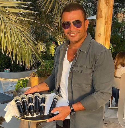 بالفيديو - طفلة كفيفة تعزف أغنية لعمرو دياب... وهو يعلّق