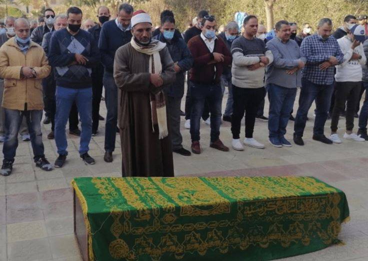 حزن وبكاء النجوم.. مشاهد مؤثرة من جنازه عزت العلايلي