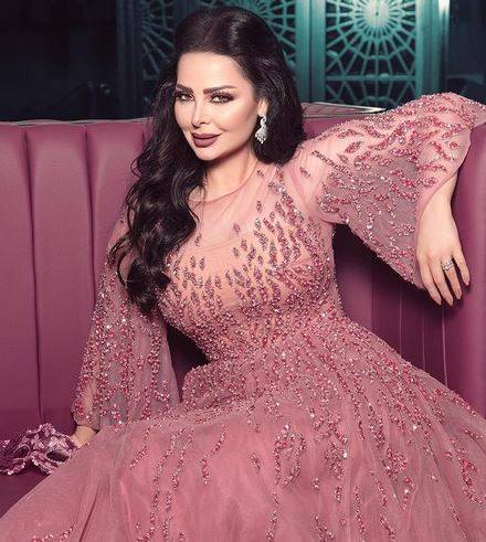 ديانا كرزون تخفي بطنها وتنشر صورة جديدة من حفل زفافها