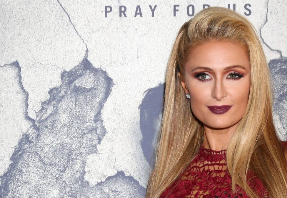 بالفيديو – أخيراً باريس هيلتون تعلن خطوبتها وهذا هو العريس