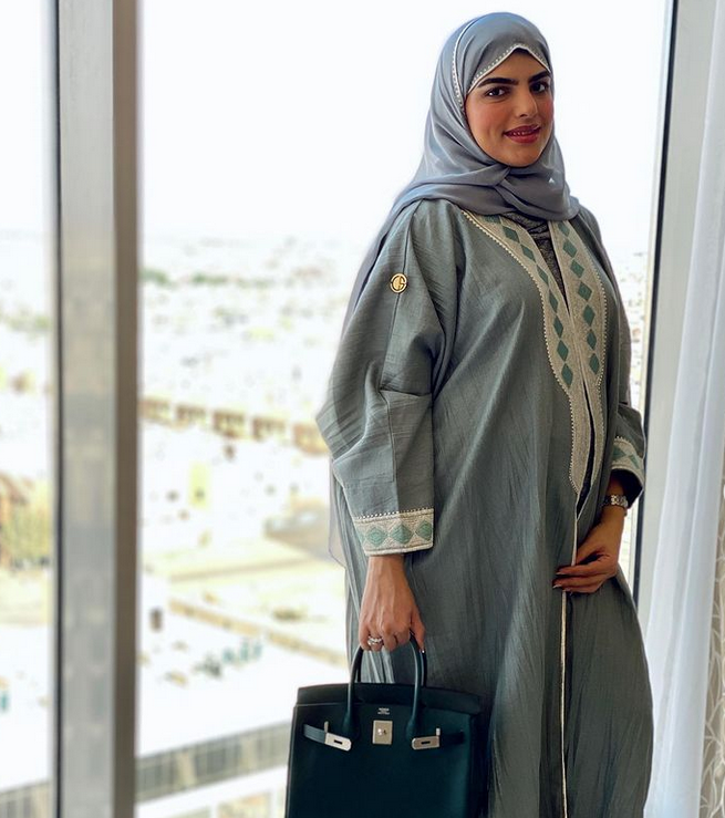 بالصور  - تعرّفوا إلى المذيعة شقيقة سارة الودعاني... مَن الأكثر جمالاً