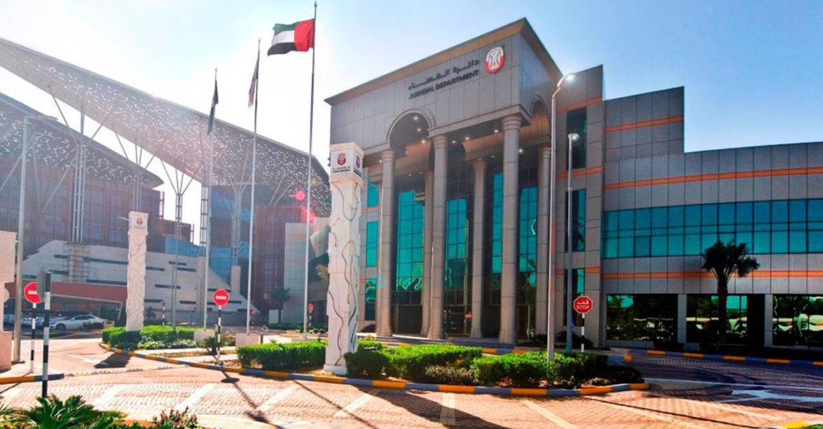 لعاب إمرأة يكلفها 5 آلاف دولار في الإمارات بسبب سلوكها!