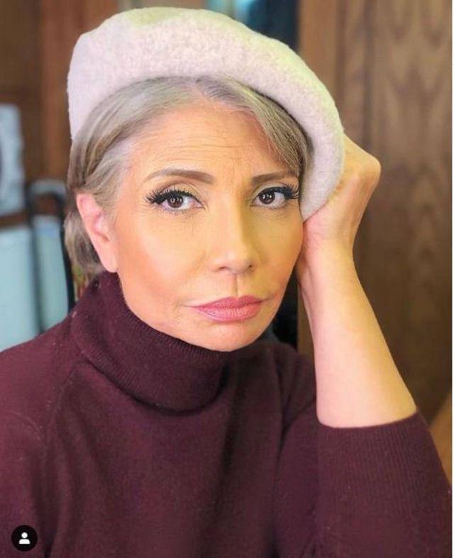 سوسن بدر تخطف الأنظار بإطلالة شتوية على البحر