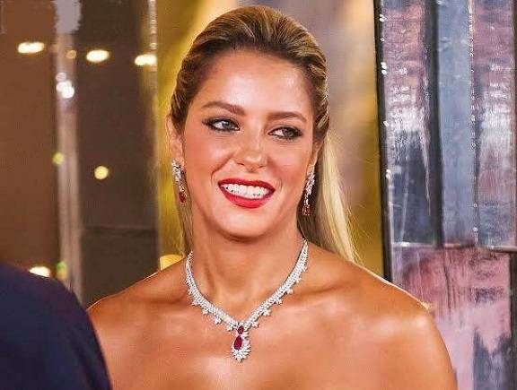 ريم مصطفى تخطف الأنظار برشاقتها بفستان ضيق