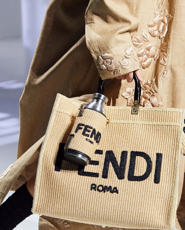 قارورة الماء... هكذا حوّلتها العلامات الفاخرة إلى أكسسوار أنيق