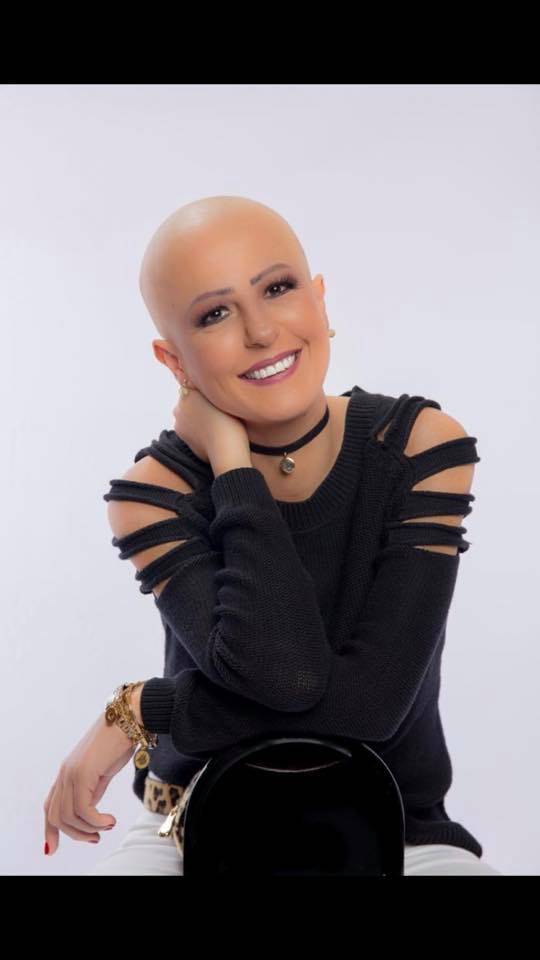 بالصور - مذيعة شهيرة تعلن إصابتها بالسرطان من دون شعر