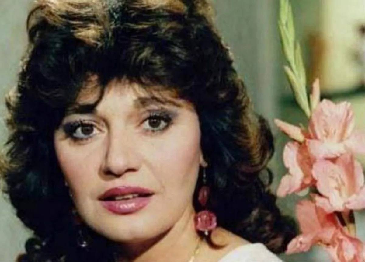 فيديو نادر - الراحلان عزت العلايلي ومديحة كامل في دويتو 