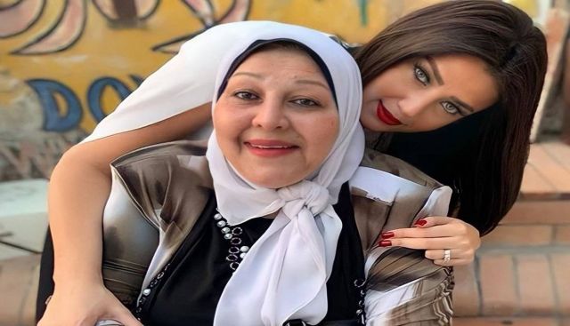 رضوى الشربيني تطلب الدعاء لوالدتها