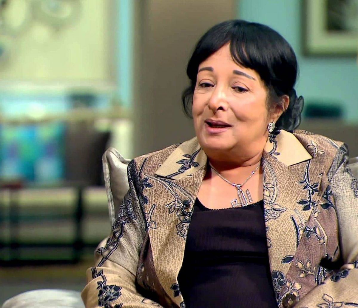 فيديو – سميرة عبد العزيز تطرد مراسلاً لم يعرف اسمها والجمهور يهاجمه: 