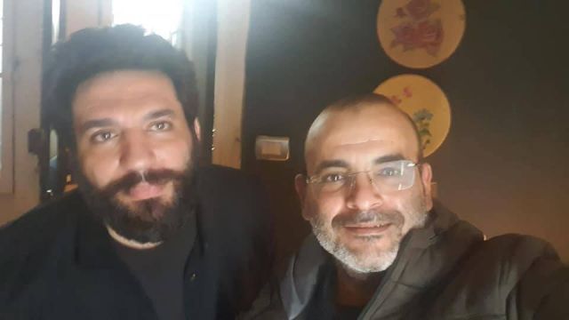 بالصور - الحزن يغطّي ملامحه... الظهور الأول لحسن الرداد بعد وفاة والدته