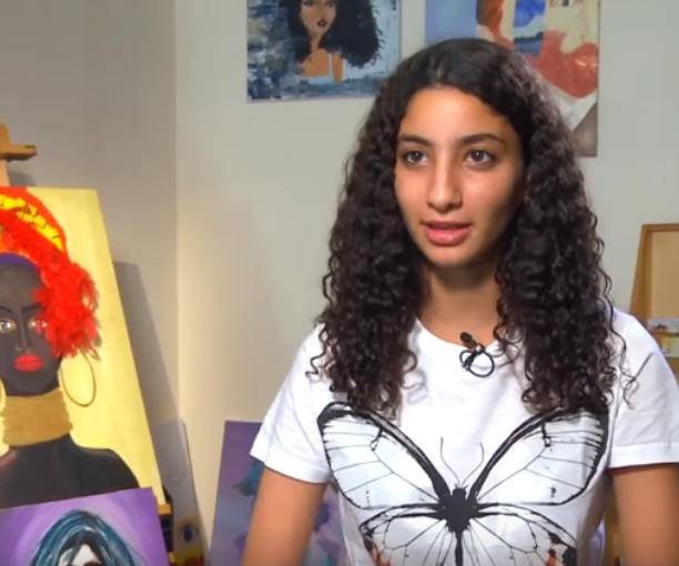 فيديو طريف – ابنة أحمد حلمي تقلّده بهذه الطريقة وجمالها يلفت الأنظار