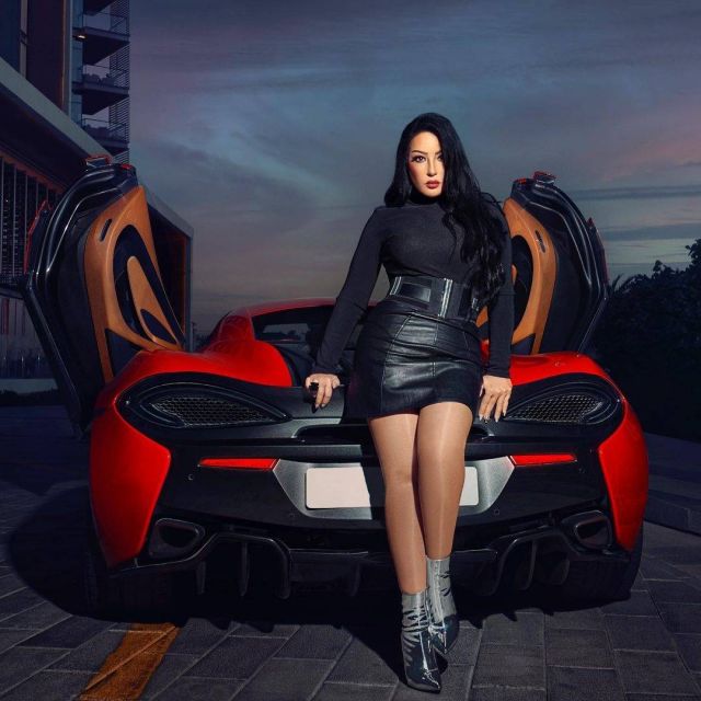 بالفيديو - سمية الخشاب تُشعل مواقع التواصل بالرقص في شوارع دبي