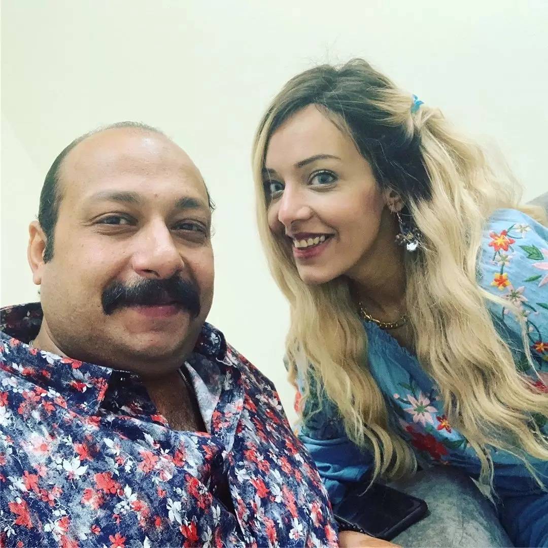 بالفيديو - زوجة محمد ثروت تكشف موقفاً طريفاً في يوم الصباحية