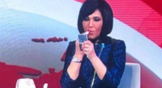 بالفيديو - إيقاف مذيعة وضعت أحمر الشفاه على الهواء مباشرة