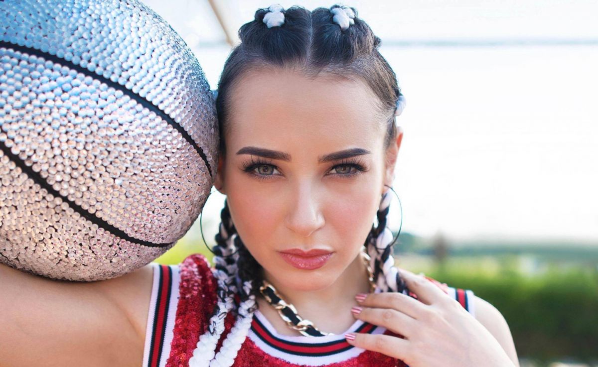 بالفيديو - ساندي تصدم متابعاً بالردّ على هجومه عليها