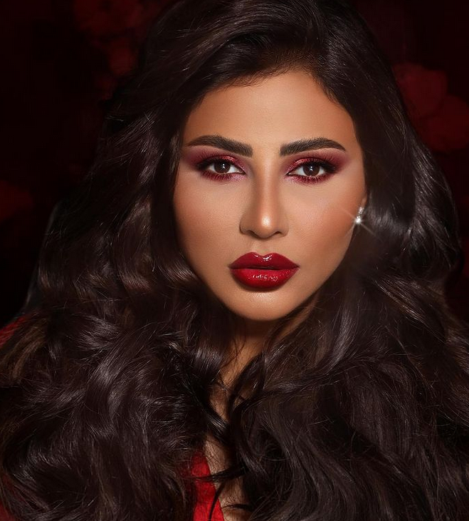 بالفيديو - رومانسية مهيرة عبد العزيز وزوجها حديث المواقع