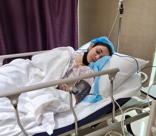 بالفيديو  - بعد العملية وقلق الجمهور... هكذا بدا شكل ديانا حداد وهذه حالتها