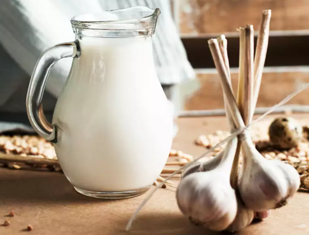 الحليب والثوم... إليكم الخليط المسائي الذي يحميكم من العدوى