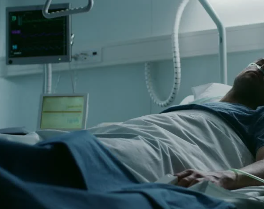 فنان عربي يخضع لعملية بتر في قدمه... وهذه حالته