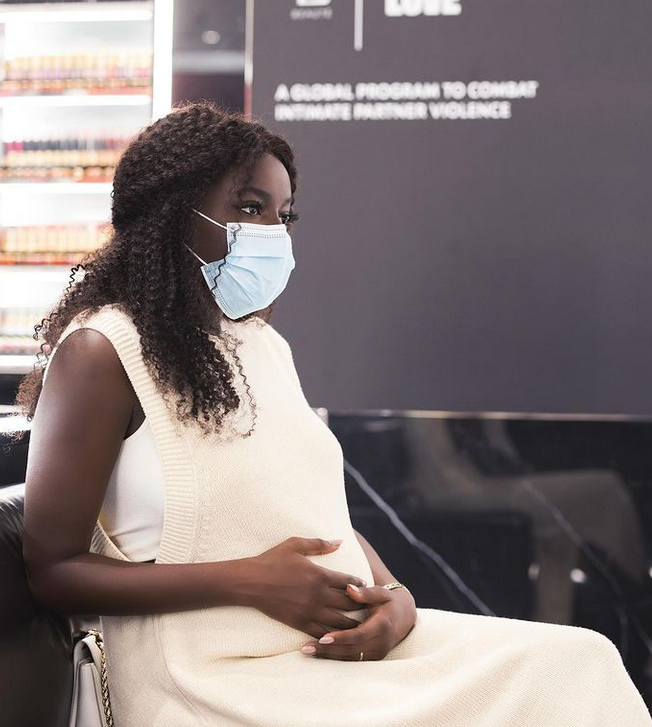 بالفيديو -  تعليق عنصري على لون بشرة جنين عبير سندر وهي تغضب وتردّ