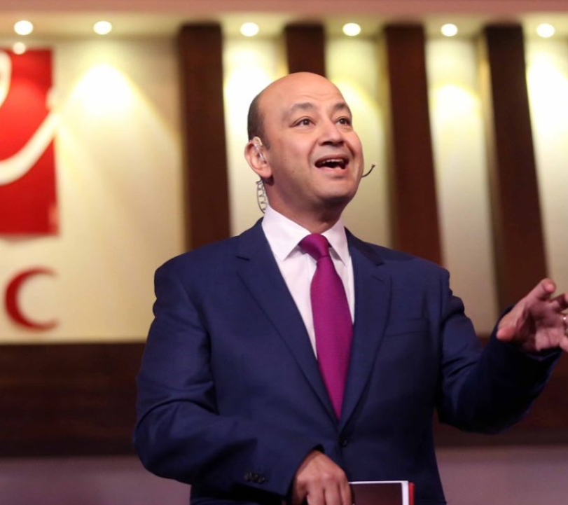 صورة مسرّبة لعمرو أديب لحظة خروجه من المستشفى... وهذا تعليق زوجته