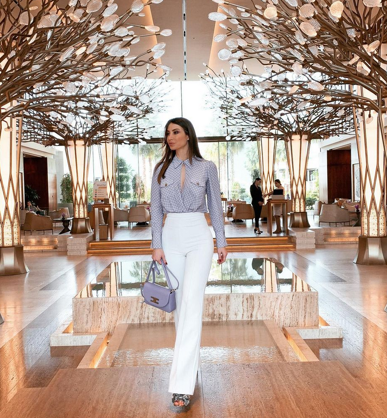 أنابيلا هلال بإطلالة زاهية بألوان الفرح وهذه تكلفتها