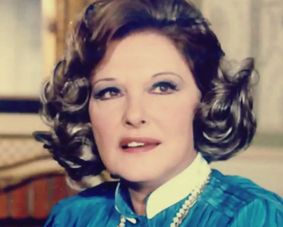 صورة نادرة من طفولة مريم فخر الدين مع والدتها المجرية