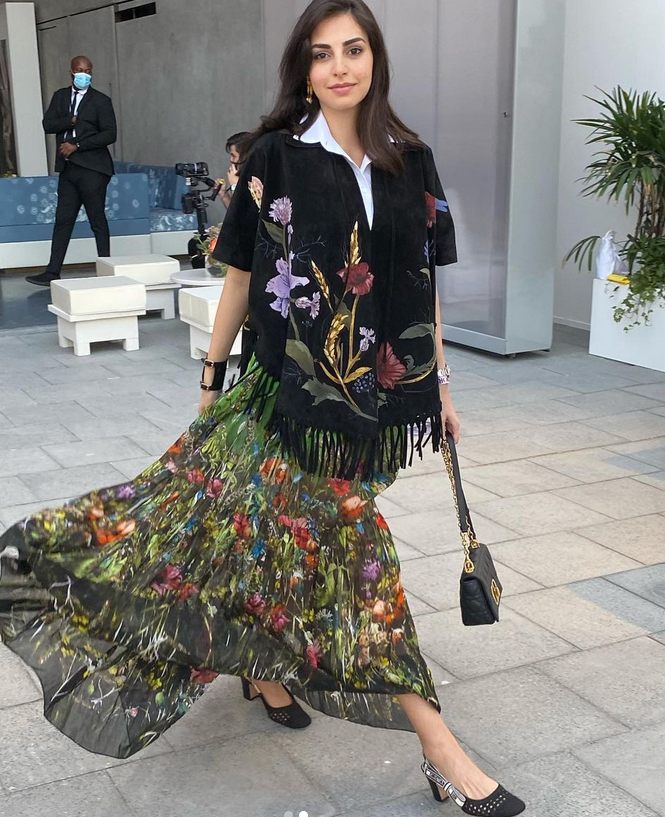 بالصور – فاليري أبو شقرا تحتفي بأناقتها مع Dior وهذا ثمن حقيبتها