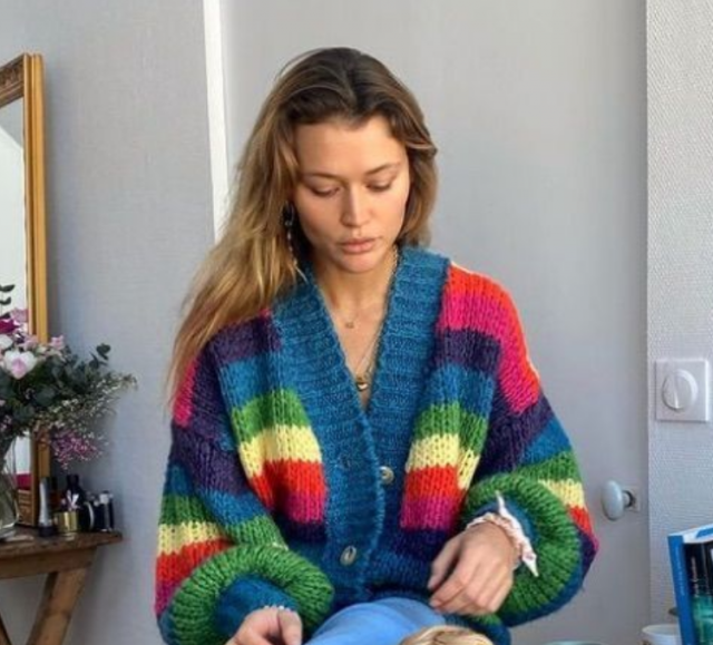 الكنزة متعددة الألوان صيحة هذا الشتاء... لا تتردّدي في اختيارها