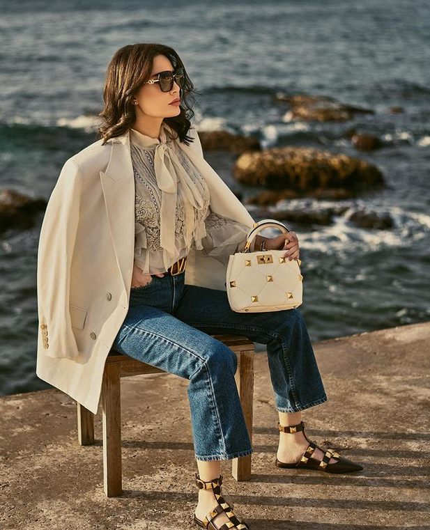 بالصور – سيرين عبد النور تختار أكسسواراتها من Valentino للوك فريد