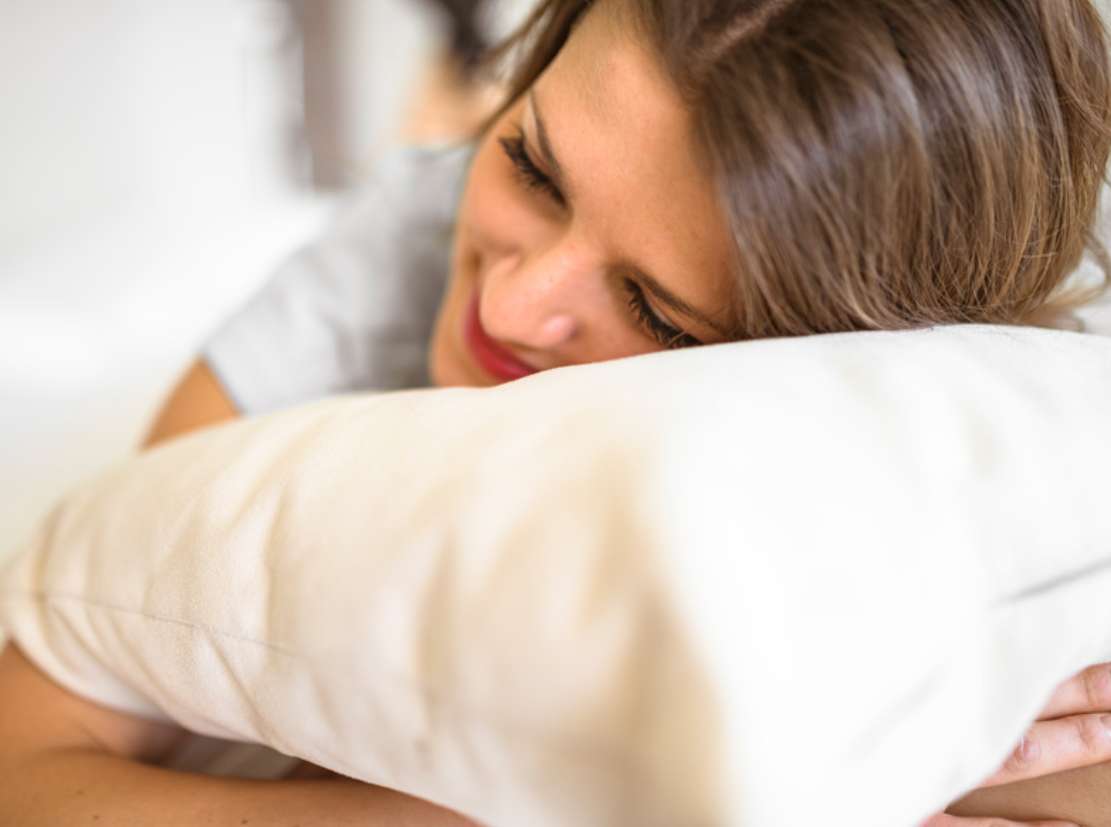 تعلّمي طريقة إزالة اللون الأصفر عن وسادة النوم بسرعة