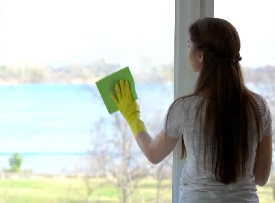 طريقة أكثر من سهلة لتلميع زجاج النوافذ الشفّاف في دقائق