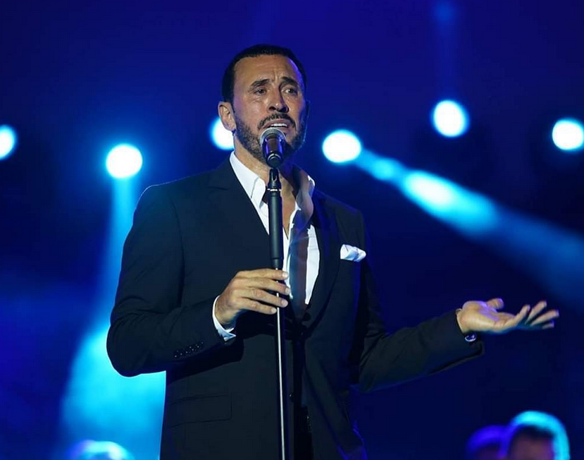 بالصورة – كاظم الساهر في أحدث ظهور مع حفيدتيه... أصبحتا فتاتين جميلتين