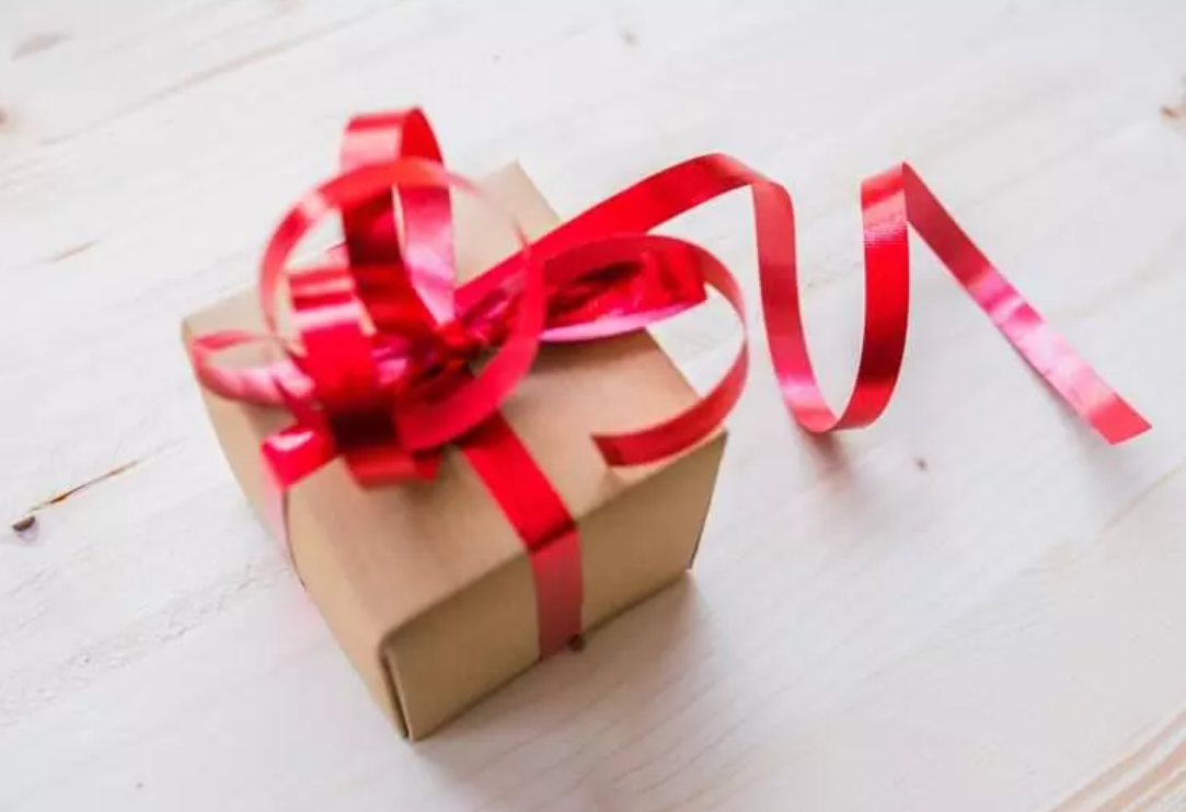 بالفيديو -  إعلامية سعودية تحرج زوجها برد فعلها على هديته الفاخرة: 