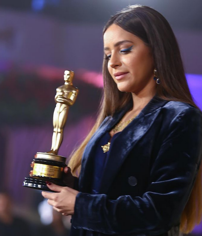 بالصور – جميلة عوض طفلة بين ذراعَي والدتها... شاهدوا كيف بدت