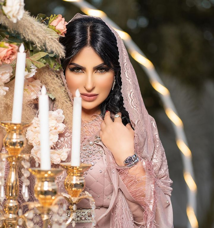 بالفيديو – زينب العسكري تركب الخيل من دون غطاء الرأس وأسئلة عن عمليات التجميل