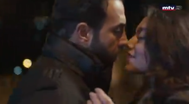 قبلة كارلوس عازار وستيفاني عطالله تثير الجدل في لبنان