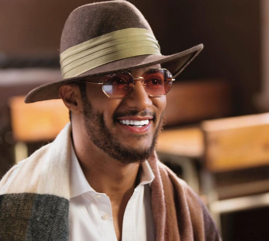 بالفيديو – محمد رمضان يستفز الجمهور بسبب تصرفه مع مضيفة طيران