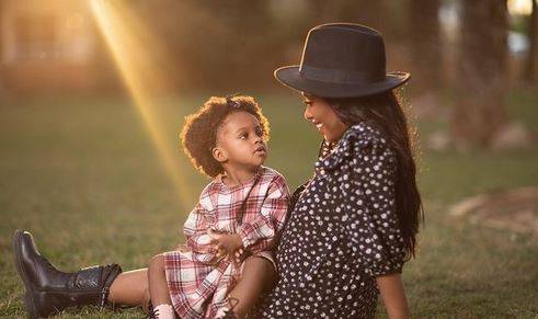 بالصور - هكذا تبدو داليا مبارك في أواخر حملها.. وهذا عمرها الحقيقي