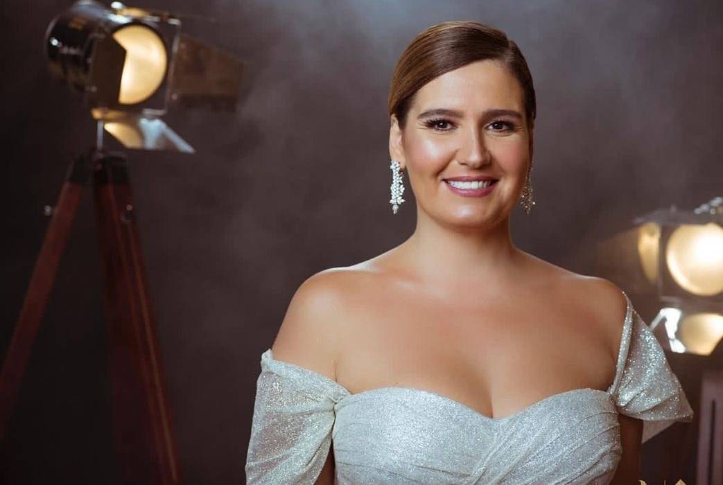 بالصور - هنا شيحا تفاجئ الجميع بلون شعرها الوردي